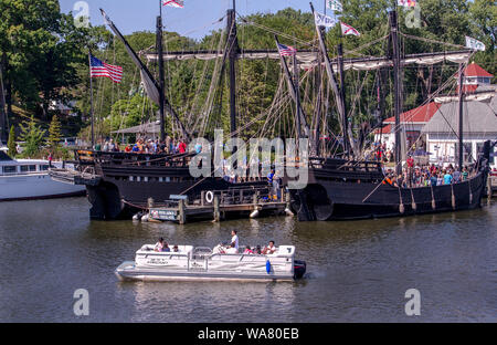 3 septembre 2017 South Haven, MI USA moderne ; les bateaux flottent autour de répliques de bateaux antiques de Christophe Colomb, en tournée dans la région des Grands lacs Banque D'Images