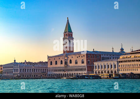 La magnifique vue sur Venise au coucher du soleil en Italie. Il y a des bleu ciel et l'eau claire. Banque D'Images