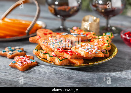 Ginger cookies de Noël près du Nouvel An des arbres sur une table en bois. Banque D'Images