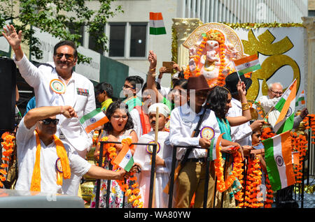 Des milliers de personnes ont participé à la 39e défilé du jour de l'Inde pour fêter l'indépendance de l'Inde jour et nuit sur Madison Avenue, le 18 août, 2019 à New Yor Banque D'Images