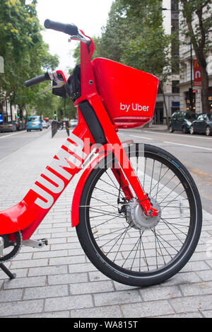 Londres, UK - Août 2019 : Dockless rouge saut vélo électrique exploité par Uber dans une rue dans le centre de Londres. Banque D'Images