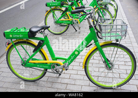 Londres, UK - Août 2019 : Dockless E-Lime Green vélo électrique sur une rue dans le centre de Londres. La chaux est une société de transport en commun vélo californien Banque D'Images