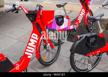 Londres, UK - Août 2019 : Dockless rouge saut vélo électrique exploité par Uber dans une rue dans le centre de Londres. Banque D'Images