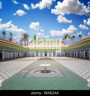 Courtyard at El Palais Bahia, Marrakech, Maroc. Au milieu sont de petites fontaines blanches Banque D'Images