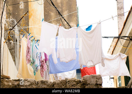 Vêtements lavés en plein air de séchage suspendu sur une corde sur une journée d'été en Méditerranée, le séchage du linge propre Banque D'Images