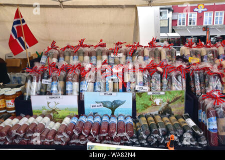 Stand au marché aux poissons de Bergen, en Norvège, la vente de rennes, l'observation des baleines et la viande d'orignal. Banque D'Images