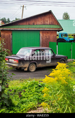 La Russie, le 16 août - DÉMIANSK, 2019, une voiture est garée Jigouli bleu à un garage en bois dans le village de Démiansk Banque D'Images