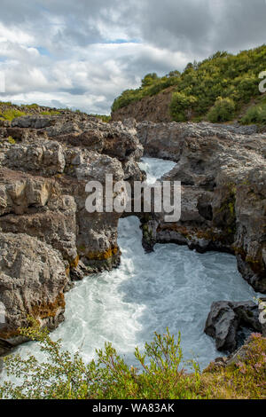 Barnafoss, Hraunfossa, Islande Banque D'Images