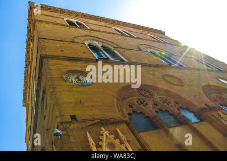 Vue sur l'église Orsanmichele à Florence, Italie sur une journée ensoleillée. Banque D'Images