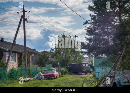 La Russie, le 16 août - DÉMIANSK, 2019, une voiture est garée Jigouli rouge à un garage en bois dans le village de Démiansk Banque D'Images