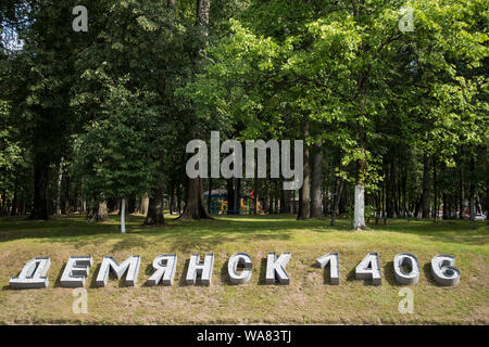 La Russie, le 16 août - DÉMIANSK, 2019, lapidé inscription : 1406 Démiansk sur l'année de fondation de la ville Banque D'Images