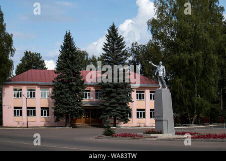 La Russie, le 16 août - DÉMIANSK, 2019, monument de Lénine sur la place principale Banque D'Images