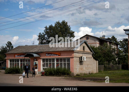 La Russie, le 16 août - DÉMIANSK, 2019, magasin d'Folk sur la place principale Banque D'Images