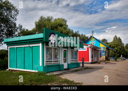 La Russie, le 16 août - DÉMIANSK, 2019, magasin d'Folk sur la place principale Banque D'Images