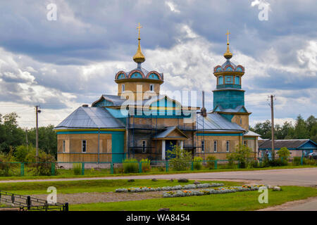 La Russie, le 16 août - DÉMIANSK, 2019, église en bois Krestovozdvizhenskaya sur fond de ciel bleu dans le village de Démiansk Banque D'Images