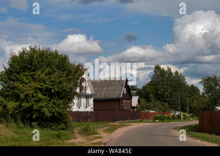 La Russie, le 16 août - DÉMIANSK, 2019, vue d'un village russe avec les maisons en bois et une route de campagne Banque D'Images