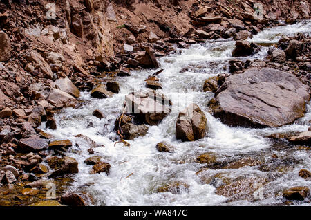 White Rapids cascade à travers le canyon dans l'Eldorado Canyon State Park près de Boulder Colorado USA Banque D'Images