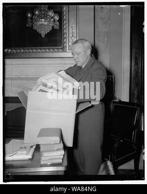 Burlew avant les terres publiques du Sénat Comité. Washington, D.C., le 21 janvier. Par l'audition publique du Sénat Comité des terres afin de déterminer la qualification d'Ebert. Burlew nommé sous-Sec. de l'Intérieur, a viré de son cours d'origine de la sonde à l'écoute électronique dans le ministère et l'étude des récentes fraudes CCC à hauteur de 80 000 $, Burlew est montré avec certaines des pièces forgées, 1/21/38 Banque D'Images