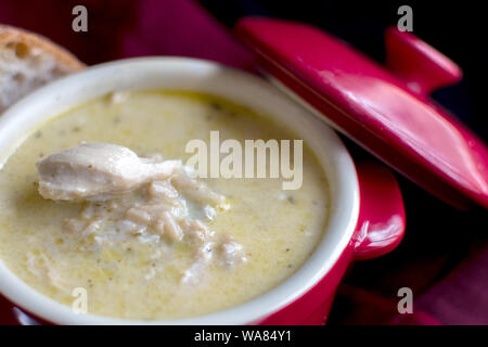 Poulet et riz soupe dans un pot rouge, Close up Banque D'Images