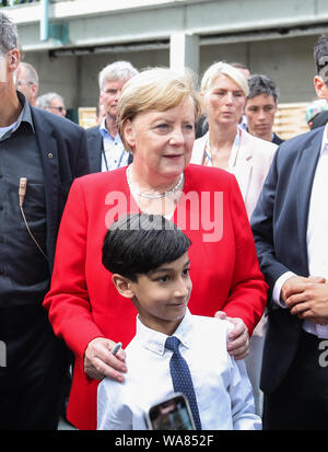 (190818) -- Berlin, le 18 août 2019 (Xinhua) -- La chancelière allemande Angela Merkel répond aux visiteurs au cours de la journée portes ouvertes du gouvernement fédéral allemand à Berlin, Allemagne, le 18 août 2019. Les principales institutions politiques du gouvernement fédéral allemand, y compris Chancellerie fédérale, a ouvert au public le samedi et dimanche. (Xinhua/Yuqi Shan) Banque D'Images