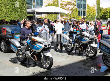 (190818) -- Berlin, le 18 août 2019 (Xinhua) -- Les visiteurs monter sur les motos de police au cours de la journée portes ouvertes du gouvernement fédéral allemand à Berlin, Allemagne, le 18 août 2019. Les principales institutions politiques du gouvernement fédéral allemand, y compris Chancellerie fédérale, a ouvert au public le samedi et dimanche. (Xinhua/Yuqi Shan) Banque D'Images