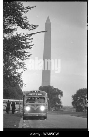 [Bus partant près du Monument de Washington ; anglais : [Bus partant près du Monument de Washington, après la Marche sur Washington, 1963] / MST. Banque D'Images