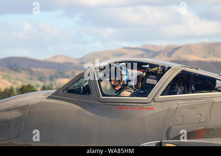 De Havilland Vampire jet avion à ailes au-dessus de l'Aérodrome de capot, airshow Wairarapa, Masterton, Nouvelle-Zélande. Pilot in cockpit avec Wairarapa hills Banque D'Images