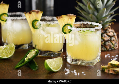 Cocktail sans alcool Ananas margarita, tequila avec de la chaux et jalapeno Banque D'Images