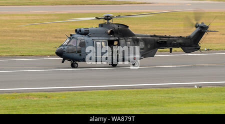 Royal Netherlands Air Force Cougar quitte le Royal International Air Tattoo 2019 Banque D'Images