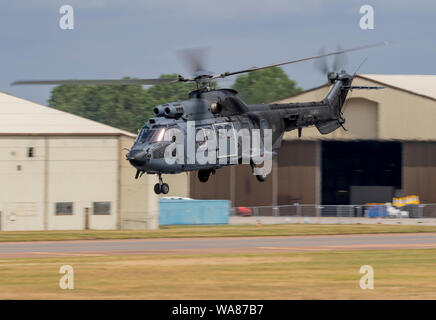 Royal Netherlands Air Force Cougar quitte le Royal International Air Tattoo 2019 Banque D'Images