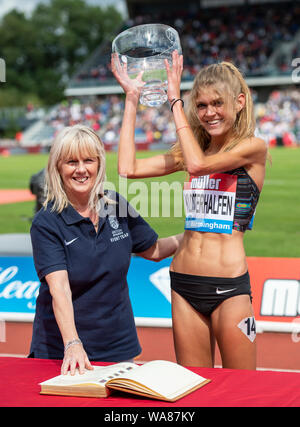 BIRMINGHAM, ANGLETERRE - 18 août : Cherry Alexander (Euro Vice Presedent ) présente Konstanze Klosterhalfen (GER) le trophée Millicent Fawcett pour avoir remporté la course de 2 km au cours de la Grand Prix de Birmingham Muller & événement IAAF Diamond League à Alexander Stadium le 18 août 2019 à Birmingham en Angleterre. Gary Mitchell/ Alamy Live News Banque D'Images
