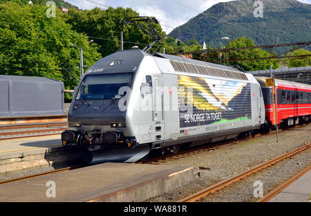 NSB 18 EL Classe locomotive électrique no 2249 arrive à la gare centrale de Bergen sur un service d'Oslo. Banque D'Images