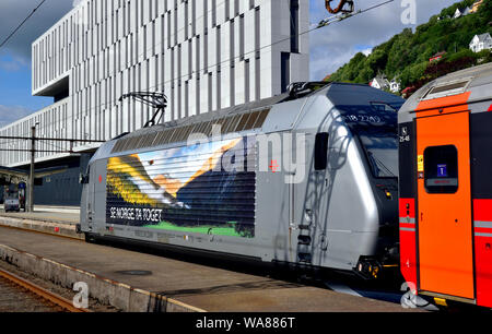 NSB 18 EL Classe locomotive électrique no 2249 arrive à la gare centrale de Bergen sur un service d'Oslo. Banque D'Images