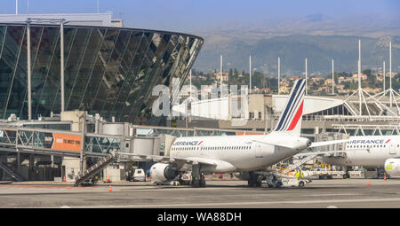 CANNES, FRANCE - Avril 2019 : les avions Air France garé sur un stand à l'extérieur des bâtiments de l'aérogare à l'aéroport de Nice. Banque D'Images