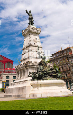 Portugal Porto Porto Rua Infante Dom Henrique statue en bronze le Prince Henri le Navigateur 1394 - 1460 par Thomas Costa 1894 Banque D'Images