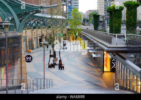 (L) Beurstraverse Koopgoot au-dessous du niveau du sol shopping centre, Rotterdam, Pays-Bas. Banque D'Images