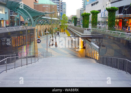 (L) Beurstraverse Koopgoot au-dessous du niveau du sol shopping centre, Rotterdam, Pays-Bas. Banque D'Images