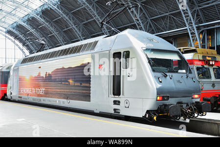 NSB 18 EL Classe locomotive électrique no 2249 est à la gare centrale de Bergen après son arrivée sur un service d'Oslo. Banque D'Images