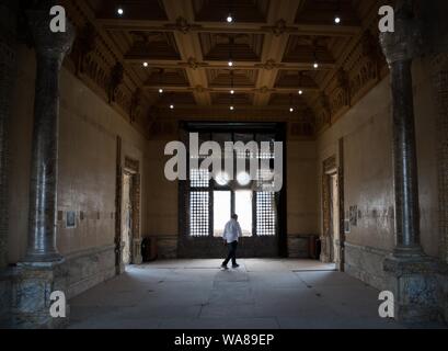 (190818) -- LE CAIRE, le 18 août 2019 (Xinhua) -- un homme marche à l'intérieur du palais du baron Empain au Caire, Égypte, le 18 août, 2019. Antiquités égyptiennes Ministre Khaled al-Anany le dimanche a nié les informations selon lesquelles le caractère original du légendaire Baron Empain Palace au Caire, dans le quartier d'Héliopolis a été modifié lors de la restauration continue de travailler au XX e siècle, chef-d'œuvre. Pour aller avec "Roundup : rapports de l'Égypte refuse de changer de nature de l'emblématique palais historique au cours de la restauration' (Wu Xinhua/Huiwo) Banque D'Images