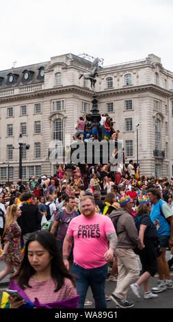 Les personnes qui assistent à Londres Pride Parade 2019 Banque D'Images