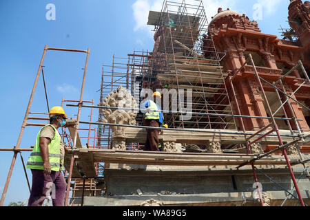 (190818) -- LE CAIRE, le 18 août 2019 (Xinhua) -- les gens portent des travaux de restauration dans le palais du baron Empain au Caire, Égypte, le 18 août, 2019. Antiquités égyptiennes Ministre Khaled al-Anany le dimanche a nié les informations selon lesquelles le caractère original du légendaire Baron Empain Palace au Caire, dans le quartier d'Héliopolis a été modifié lors de la restauration continue de travailler au XX e siècle, chef-d'œuvre. Pour aller avec "Roundup : rapports de l'Égypte refuse de changer de nature de l'emblématique palais historique au cours de la restauration' (Xinhua/Ahmed Gomaa) Banque D'Images