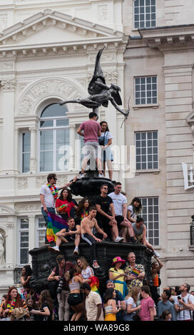 Les personnes qui assistent à Londres Pride Parade 2019 Banque D'Images