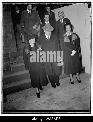 Chef de l'information et assister à Mme Lewis Hopkins' rites. Washington, D.C., le 9 octobre. M. et Mme John L. Lewis quitter Mt. Aujourd'hui Église congrégationaliste agréable où ils ont assisté à des funérailles de Mme Harry Hopkins, épouse de l'administrateur de WPA. 10/9/37 Banque D'Images