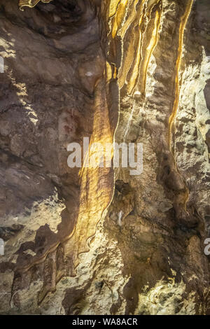 Han-sur-Lesse, Belgique - 25 juin 2019 : Grottes-de-Han 14 36. de photos de souterrains de stalagmites et stalactites dans différentes formes et couleurs t Banque D'Images