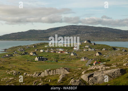 L'île d'Eriskay avec South Uist et causeway en arrière-plan. Banque D'Images