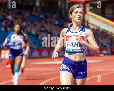 Sophie Hahn de Grande-bretagne remporte le Women's T35 / 38 100 mètres, avec la société britannique Kadeena Cox dans l'arrière-plan, en provenance des tiers, au cours de la Grand Prix de Birmingham 2019 Müller, à l'Alexander Stadium, Birmingham. Banque D'Images