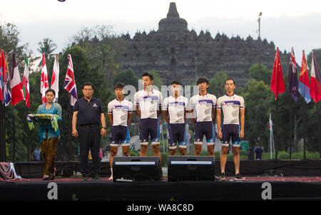 HKSI Pro Cycling Team (équipe) de Hong Kong vu au cours de la séance d'ouverture de la Course Internationale Cycliste Championnat, Tour d'Indonésie (TDI) 2019 qui aura lieu le 19-23 août 2019, la première phase et il commencera à partir de Borobudur Temple et finition en Ngawi City.Tour d'Indonésie 2019 est l'un des championnats de course International de vélo qui fait partie de la course cycliste internationale (UCI), catégorie 2.1 Calendrier et il sera assisté par 20 équipes de 26 pays différents. Banque D'Images