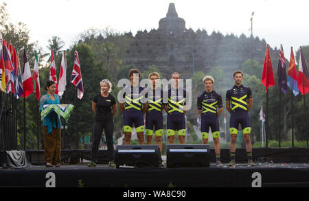 X-Speed United (Hong Kong) a vu au cours de la séance d'ouverture de la Course Internationale Cycliste Championnat, Tour d'Indonésie (TDI) 2019 qui aura lieu le 19-23 août 2019, la première phase et il commencera à partir de Borobudur Temple et finition en Ngawi City.Tour d'Indonésie 2019 est l'un des championnats de course International de vélo qui fait partie de la course cycliste internationale (UCI), catégorie 2.1 Calendrier et il sera assisté par 20 équipes de 26 pays différents. Banque D'Images