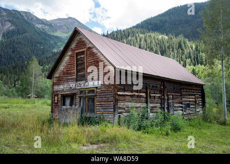 En cabine Crystal, Colorado, une ville fantôme virtuelle dans une vallée sur la partie supérieure de la rivière de cristal dans Gunnison Comté, sur une chute vertigineuse, un quatre-roues motrices seule route entre le marbre et Crested Butte Banque D'Images