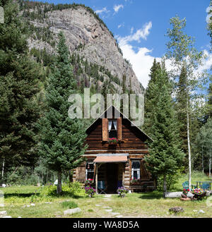 En cabine Crystal, Colorado, une ville fantôme virtuelle dans une vallée sur la partie supérieure de la rivière de cristal dans Gunnison Comté, sur une chute vertigineuse, un quatre-roues motrices seule route entre le marbre et Crested Butte Banque D'Images